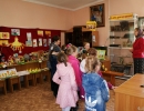 Матушка Галина рассказывает детям об экспонатах музея