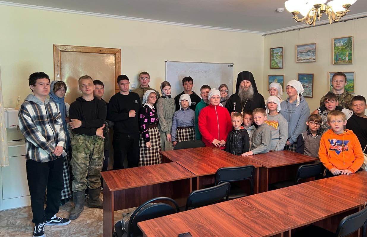 Епископ Гурий совершил Божественную литургию в храме Покрова Пресвятой Богородицы с. Анучино
