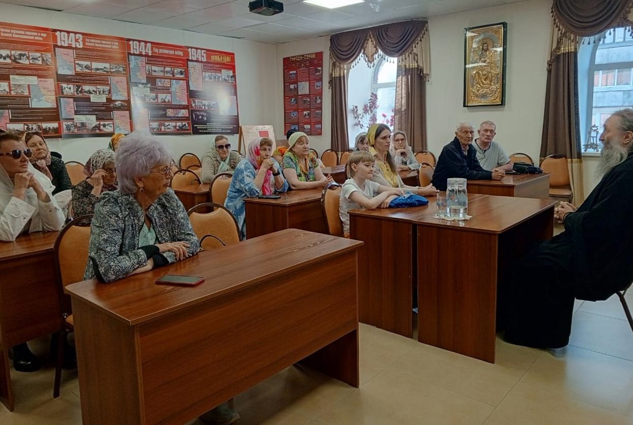 Беседа владыки Гурия с прихожанами храмов города Арсеньева (+ Фото)