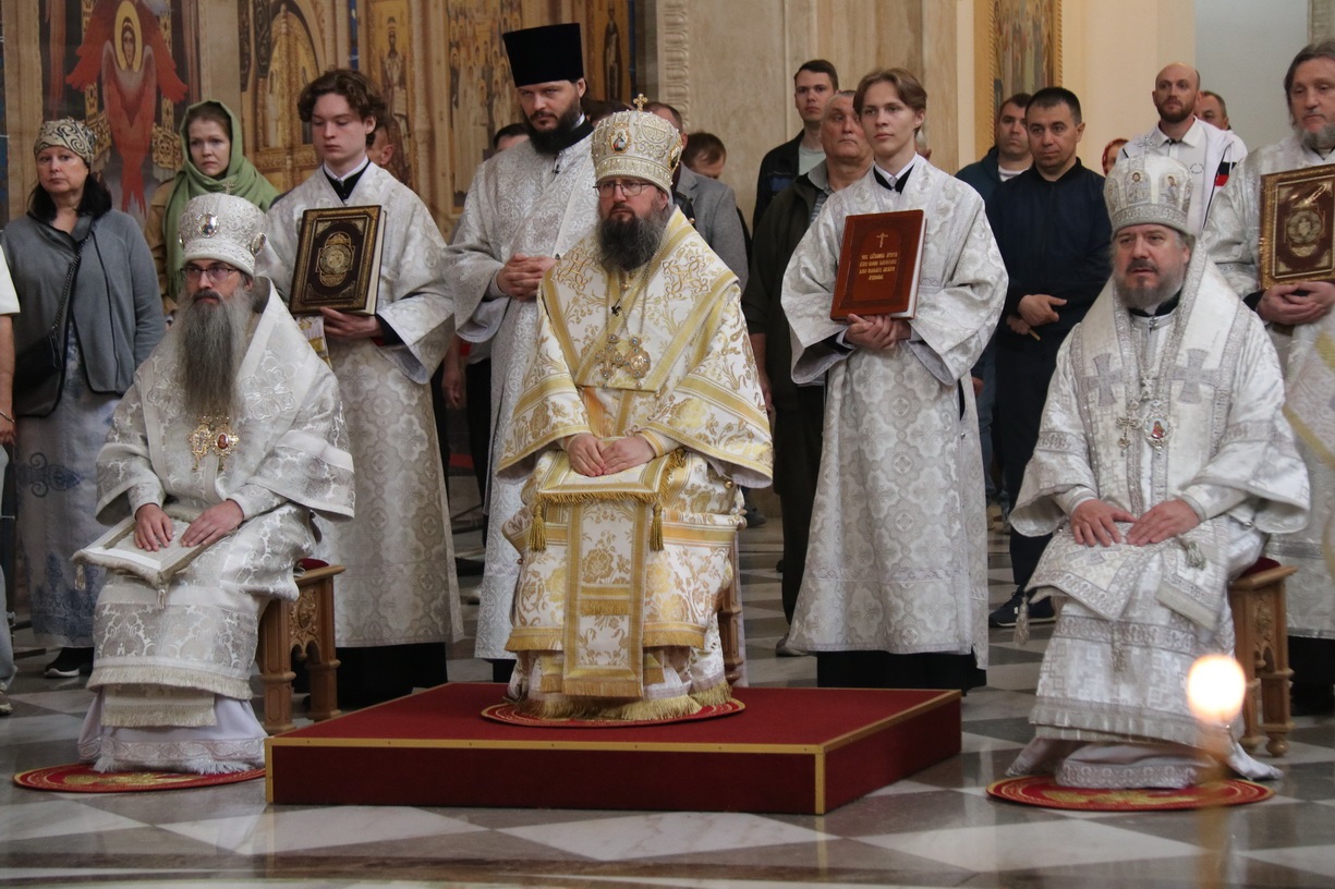 Духовенство Арсеньевской епархии сослужило митрополиту Павлу за Божественной литургией в главном соборе Приморья (+ Фото)