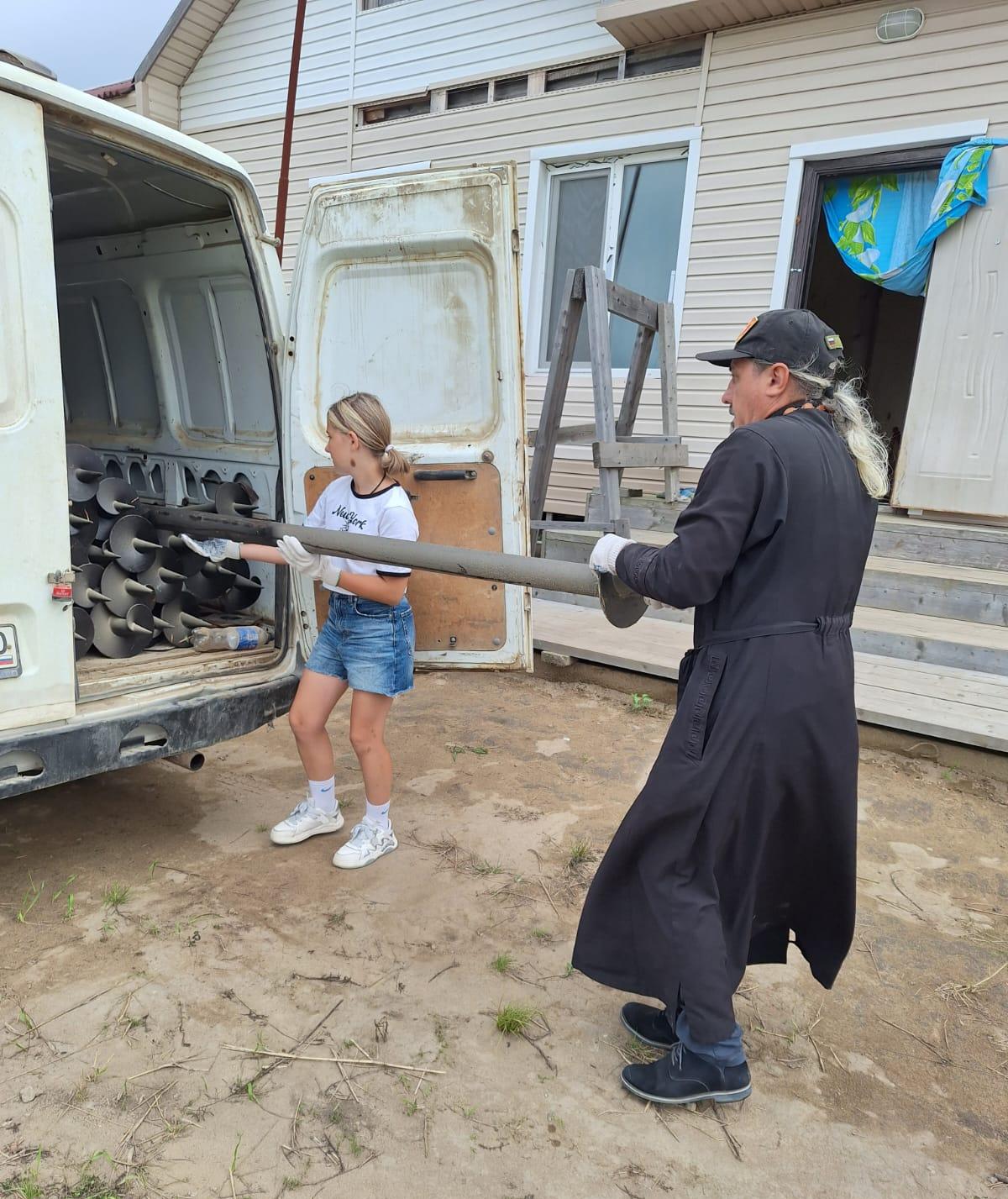 В бухте Зеркальной Кавалеровского района возобновились строительные работы молодёжного семейного православного лагеря (+ Фото)