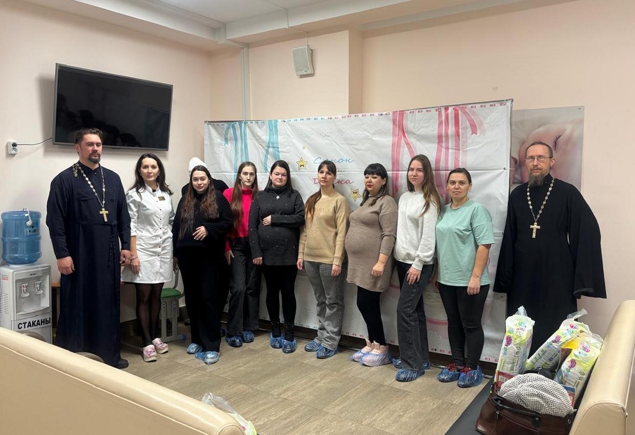 Клирики Арсеньевской епархии посетили женскую консультацию г. Арсеньева (+ Фото)