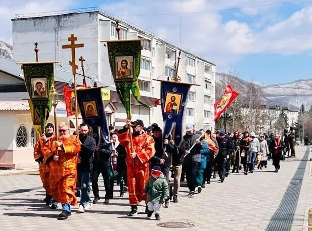 Свет Христов над Дальнегорском: сотни горожан прошли общегородским Крестным ходом (+ Фото + Видео)