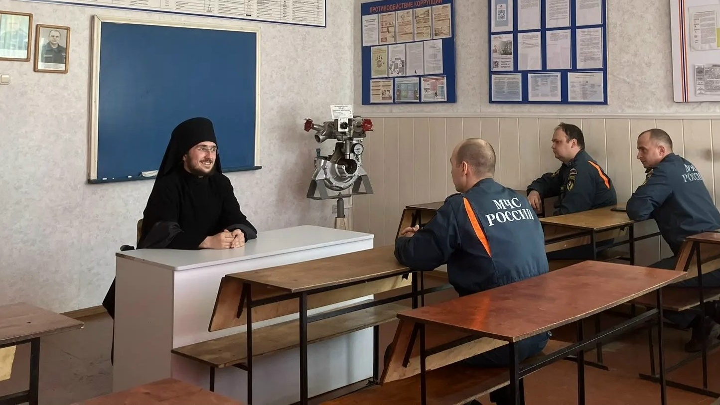 Беседа иеродиакона Досифея с личным составом МЧС